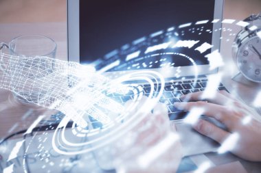 Teknoloji temalı hologramı olan bilgisayar geçmişi olan bir iş adamı. Büyük veri kavramı. Çift pozlama.