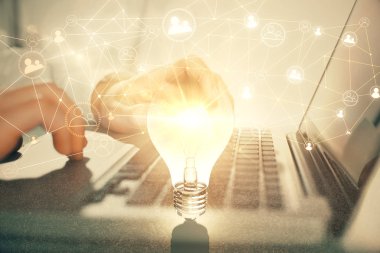 Sosyal ağ temalı hologramda iş adamı arka planda bilgisayar üzerinde çalışıyor. Dünya çapında ağ kavramı. Çift pozlama.