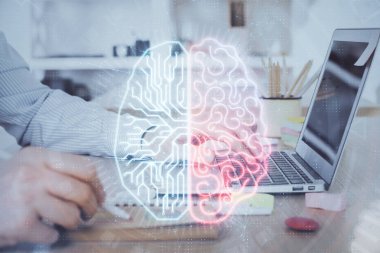 Adam klavyede beyin hologramıyla yazı yazıyor. Büyük Data kavramı. Çift pozlama.