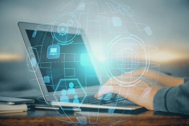 Sosyal ağ temalı hologramda iş adamı arka planda bilgisayar üzerinde çalışıyor. Dünya çapında ağ kavramı. Çoklu pozlama.