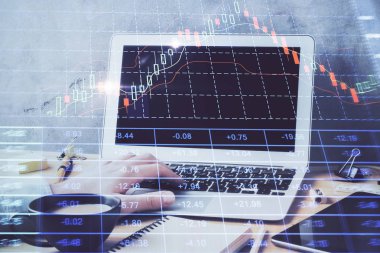 Arka planda ofiste bilgisayarda çalışan işadamı ile Forex grafiği. Sert çalışma kavramı. Çift Pozlama.