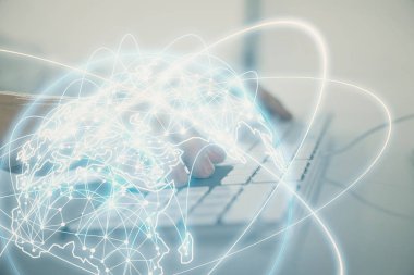 Arka planda dizüstü bilgisayar üzerinde çalışan işadamı çift pozlama. Önde uluslararası iş hologramı. Başarı kavramı.