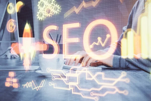 Multi exposición de seo icono con el hombre que trabaja en la computadora en segundo plano. Concepto de optimización de motores de búsqueda . — Foto de Stock