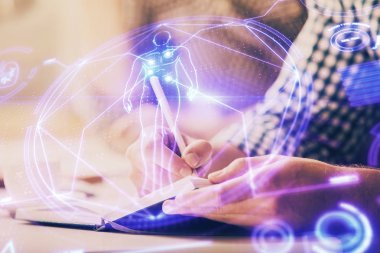 Adamın elleri notlar arka plan ile çalışıyor. Sanal mnitor ile modern bilgisayar kayıt diyagramı.