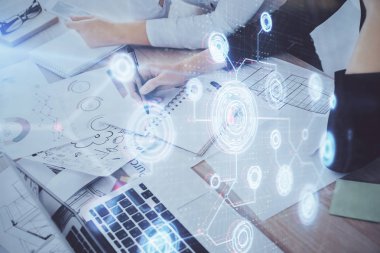 Veri teknolojisi hud 'u ile arka planda bir kadının el yazısı iki kez gösteriliyor. Büyük veri kavramı.