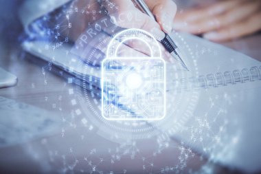 Kilit simgeleriyle notlar alan ellerin iki kez pozlanması. Güvenliği ve verilerin korunmasını kavra