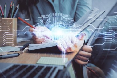 Arka planda kadının el yazısı ve beyin hud 'u var. Öğrenme kavramı.