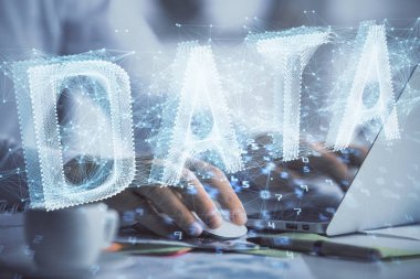 Teknoloji temalı hologramı olan bilgisayar geçmişi olan bir iş adamı. Yüksek teknoloji kavramı. Çoklu pozlama.