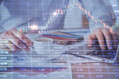 Arka planda ofiste bilgisayarda çalışan işadamı ile Forex grafiği. Sert çalışma kavramı. Çift Pozlama.