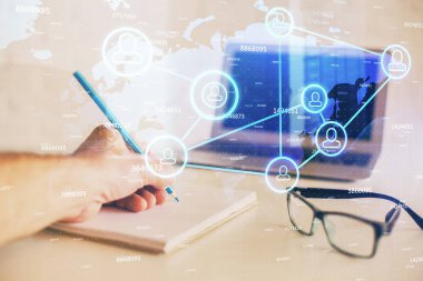 Adamın elleri notlar arka plan ile çalışıyor. Sosyal ağ kavramı.