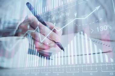 Forex grafiği, kadının elinde notlar alarak arka planda görüntülenir. Araştırma kavramı. Çift pozlama