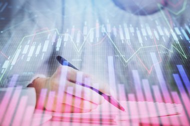 Forex grafiği, kadının elinde notlar alarak arka planda görüntülenir. Araştırma kavramı. Çoklu pozlama