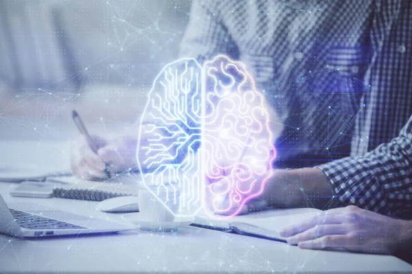Man skriver på tangentbord bakgrund med hjärnan hologram. Begreppet stordata. — Stockfoto