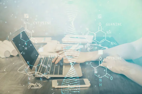 Hologramme ADN avec homme d'affaires travaillant sur ordinateur en arrière-plan. Concept de bio-ingénierie. Double exposition. — Photo