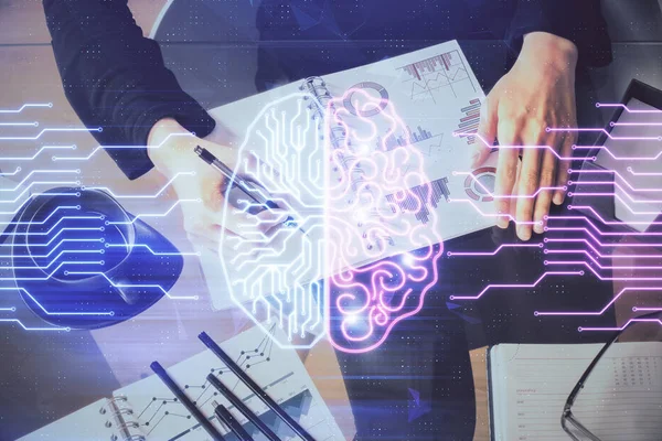 Mehrfachbelichtung der Schreibhand der Frau auf dem Hintergrund mit Gehirn-Hologramm. Konzept des Brainstormings. — Stockfoto