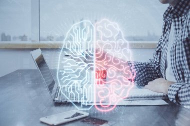 Adam klavyede beyin hologramıyla yazı yazıyor. Büyük Data kavramı. Çift pozlama.