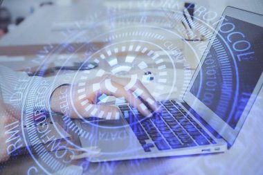 Teknoloji temalı dizüstü bilgisayarla çalışan bir iş adamı. Büyük veri kavramı. Çift pozlama.