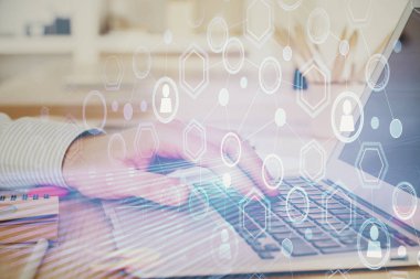 Sosyal ağ temalı hologramda iş adamı arka planda bilgisayar üzerinde çalışıyor. Dünya çapında ağ kavramı. Çoklu pozlama.