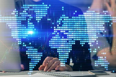 Arka planda dizüstü bilgisayar üzerinde çalışan işadamı çift pozlama. Önde uluslararası iş hologramı. Başarı kavramı.