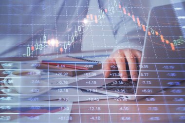 Arka planda ofiste bilgisayarda çalışan işadamı ile Forex grafiği. Sert çalışma kavramı. Çoklu pozlama.