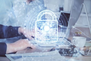 Arka planda bilgisayarda çalışan bir adamla birden fazla kilit simgesine maruz kalma. Ağ koruma kavramı.