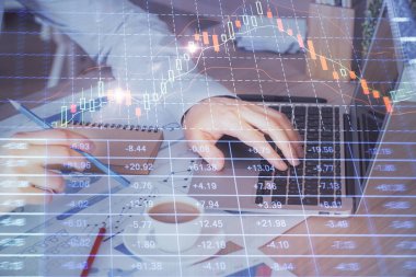 Arka planda ofiste bilgisayarda çalışan işadamı ile Forex grafiği. Sert çalışma kavramı. Çoklu pozlama.