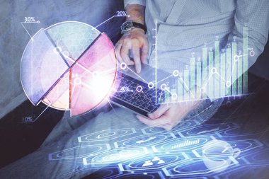 Arka planda ofiste bilgisayarda çalışan işadamı ile Forex grafiği. Analiz kavramı. Çift Pozlama.