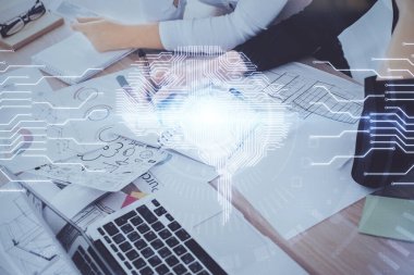 Arka planda kadının el yazısı ve beyin hud 'u var. Öğrenme kavramı.