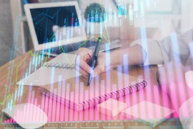 Kadın elinde görüntülenen finansal tablolar not ların arka planında yer alıyor. Araştırma kavramı. Çift pozlama