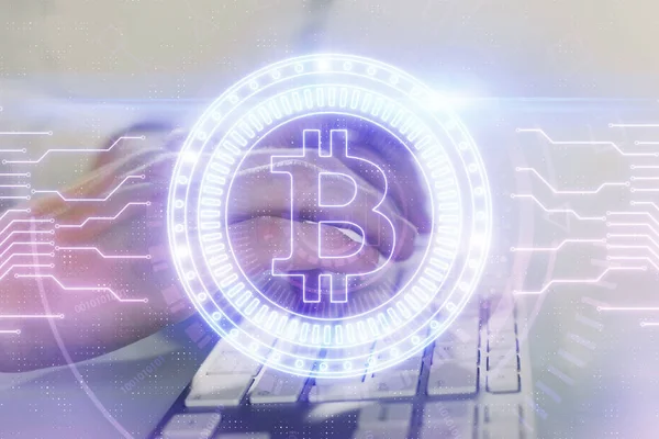 Crypto hologramme thème de la monnaie avec un homme d'affaires travaillant sur l'ordinateur en arrière-plan. Concept de blockchain. Exposition multiple. — Photo