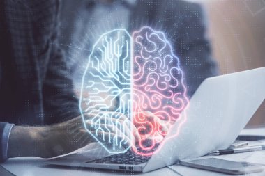 Adam klavyede beyin hologramıyla yazı yazıyor. Büyük Veri Kavramı.