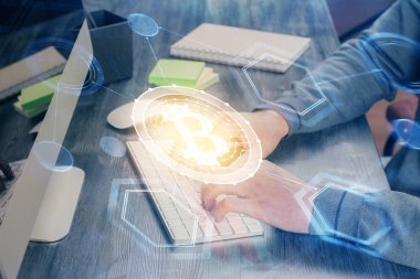 Şifreli para birimi temalı hologram ve iş adamı arka planda bilgisayar üzerinde çalışıyor. Engelleme zinciri kavramı. Çoklu pozlama.