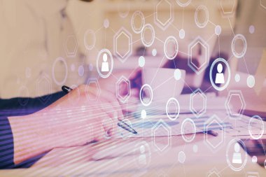 Adamın elleri notlar arka plan ile çalışıyor. Sosyal ağ düzeni . Karışık ortam