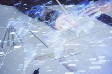 Teknoloji temalı çoklu pozlama çizimleri olan insan elleri.