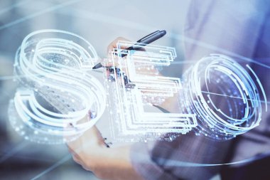 SEO simgesiyle notlar alan bir kadının ellerine iki kez maruz kalmak. Arama motoru optimizasyonu kavramı