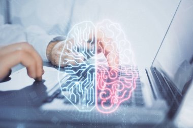 Adam klavyede beyin hologramıyla yazı yazıyor. Büyük Veri Kavramı.