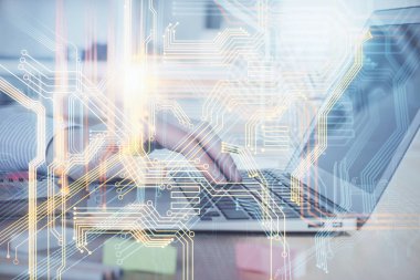 Arka planda bilgisayarla çalışan bir adamla dünya haritası hologramına çoklu maruz kalma. Dünya çapında ağ kavramı.