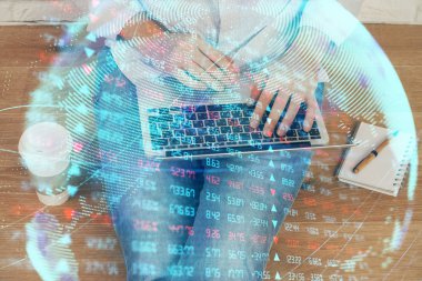 Arka planda dizüstü bilgisayar üzerinde çalışan işadamı çift pozlama. Önde uluslararası iş hologramı. Başarı kavramı.