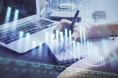 Forex grafiği, kadının elinde notlar alarak arka planda görüntülenir. Araştırma kavramı. Çift pozlama