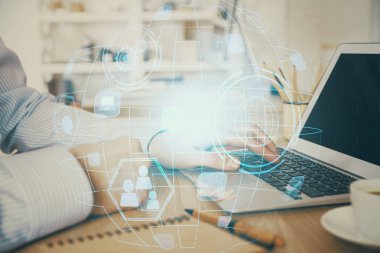 Sosyal ağ temalı hologramda iş adamı arka planda bilgisayar üzerinde çalışıyor. Dünya çapında ağ kavramı. Çoklu pozlama.