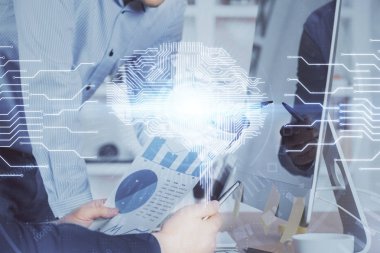 Bilgisayar geçmişi ve beyin temalı hologramı olan bir adam. Beyin fırtınası kavramı. Çift pozlama.