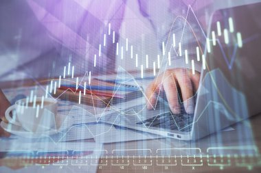 Arka planda ofiste bilgisayarda çalışan işadamı ile Forex grafiği. Sert çalışma kavramı. Çoklu pozlama.