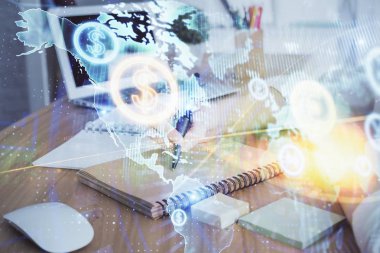 Kadın elinde görüntülenen finansal tablolar not ların arka planında yer alıyor. Araştırma kavramı. Çift pozlama