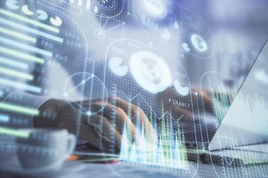 Teknoloji temalı hologramı olan bilgisayar geçmişi olan bir iş adamı. Yüksek teknoloji kavramı. Çoklu pozlama.