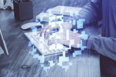 Teknoloji temalı çizimlerle çalışan bir adam. Büyük veri kavramı. Çoklu pozlama.