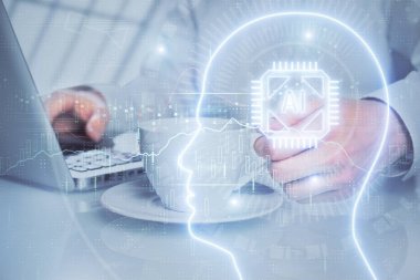 Bilgisayar geçmişi ve beyin temalı hologramı olan bir adam. Beyin fırtınası kavramı. Çift pozlama.