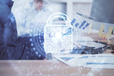 Arka planda bilgisayarda çalışan bir adamla birden fazla kilit simgesine maruz kalma. Ağ koruma kavramı.