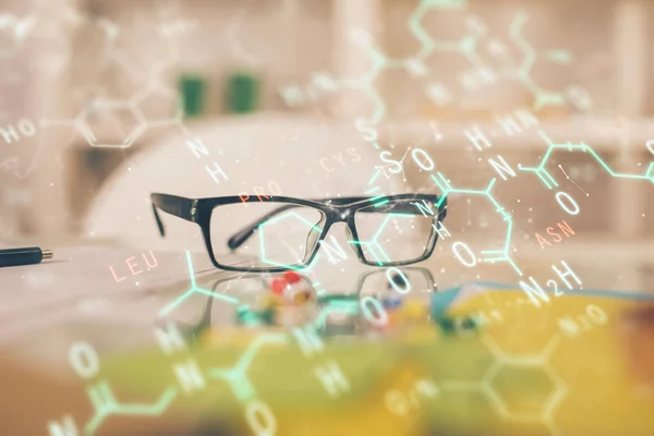 Desenho de fórmulas com óculos no fundo da mesa. Conceito de ciência. Dupla exposição. — Fotografia de Stock