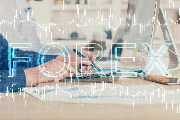 Gráfico de Forex con hombre de negocios que trabaja en la computadora en la oficina en segundo plano. Concepto de trabajador. Primer plano. Exposición múltiple . —  Fotos de Stock