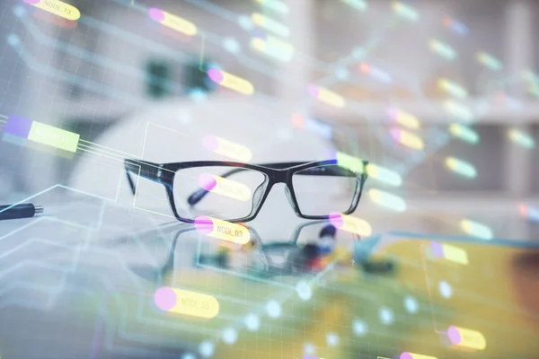 Data-Tech-Hologramm mit Brille auf dem Tischhintergrund. Konzept der Technologie. Doppelbelastung. — Stockfoto